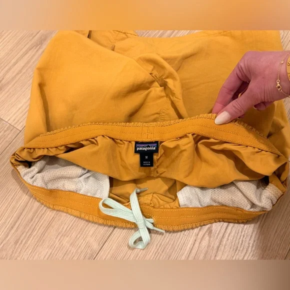 NWOT Patagonia Women's Funhoggers 4” Shorts | Medium (US 4-6) - Picture 9 of 11